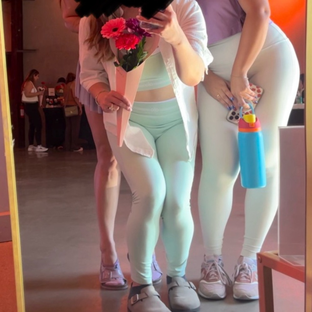 ALO High-Waist Airbrush Better Together 7/8 Leggings in Spearmint - Picture 4 of 4
